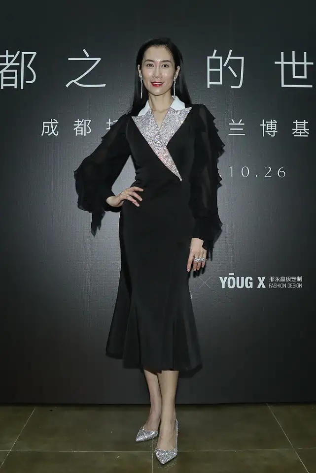 低调女王,温峥嵘长裙图