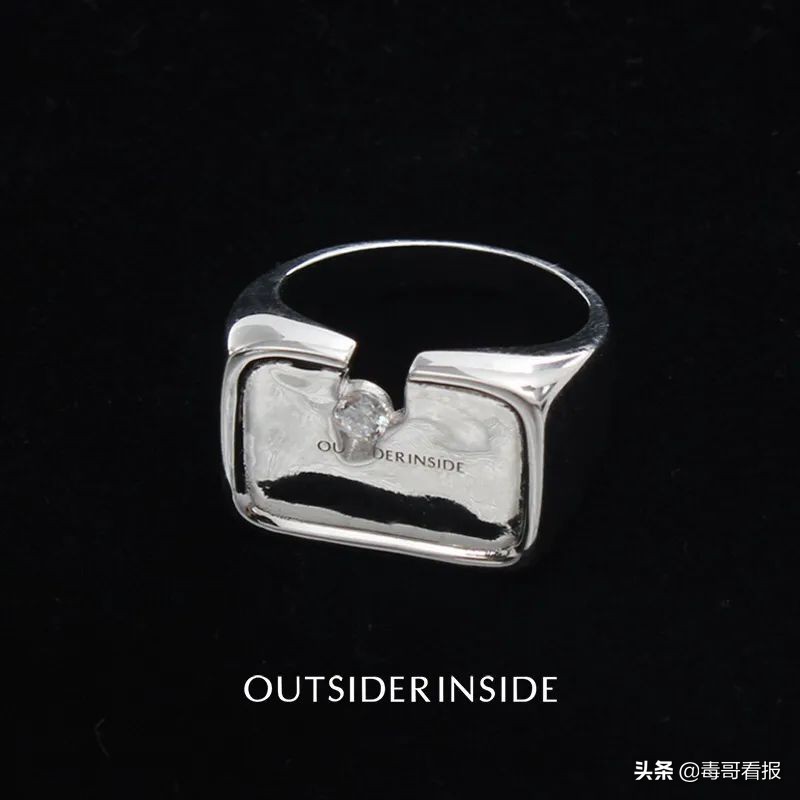 简约的首饰往往是穿搭的必杀技,首饰穿搭