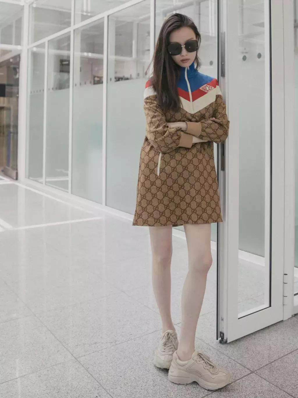 天气回暖怎么穿?裙子+运动鞋是时尚人群中热度最高的搭配法则