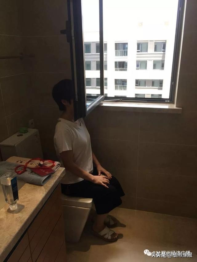 郑州这家开发商的“马桶窗”火了！多位市民拍照吐槽