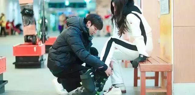 都穿什么牌子滑雪服,哪个牌子的滑雪服最好看