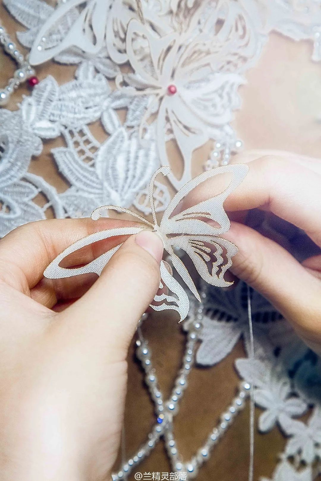 兰公子变身“巧手神探”百乐门老板娘|纸上刺绣,别具匠心