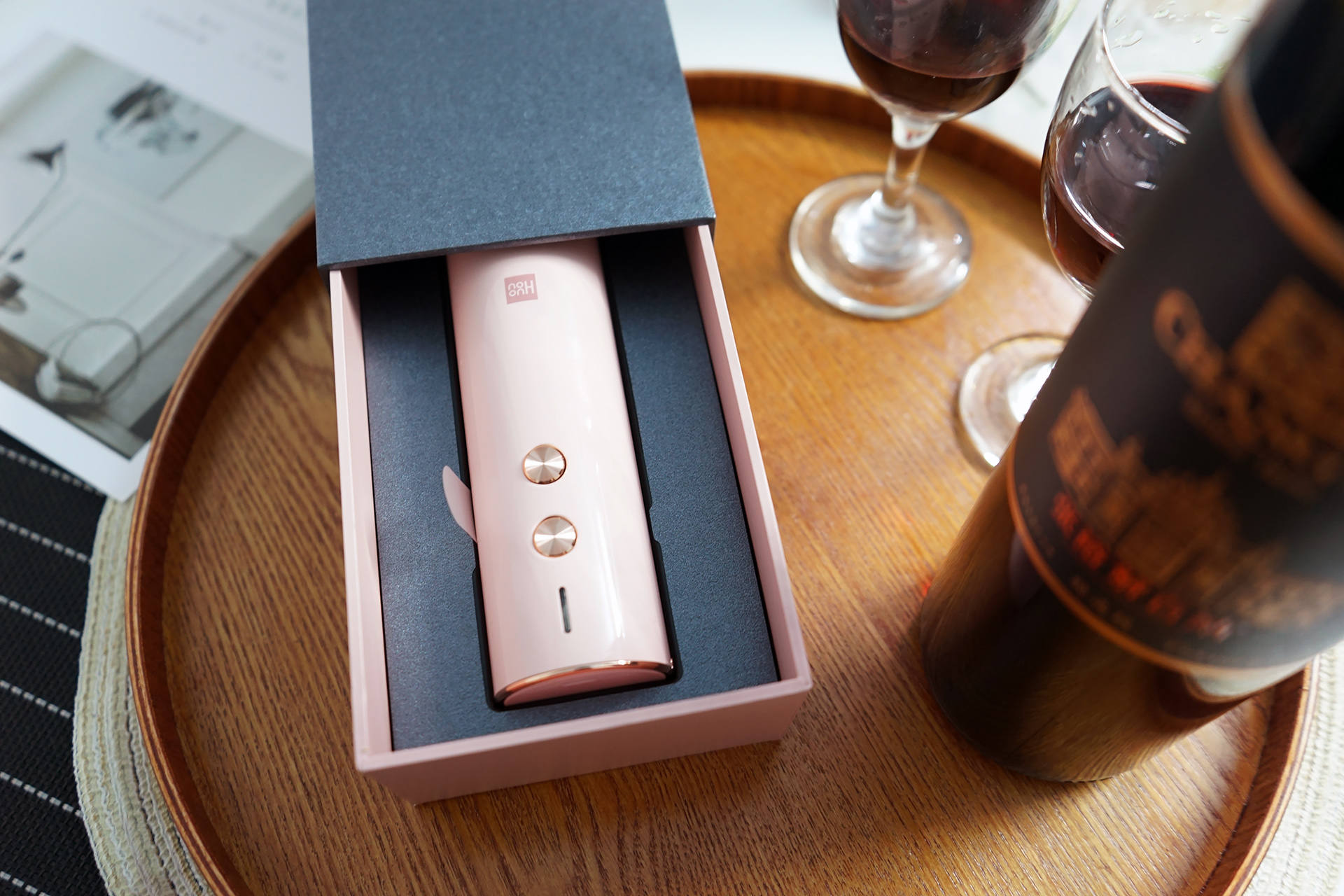 红酒自动开瓶器演示,开红酒神器开瓶器