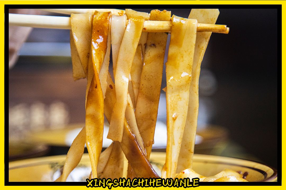 人生一串,烟火江湖!这家铁板烧烤店用串串翻起儿时回忆