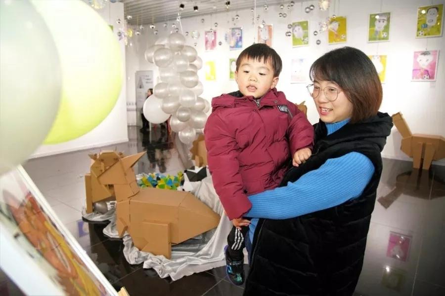 中超武汉球迷文化节“小小画家”童心绘出绿茵梦