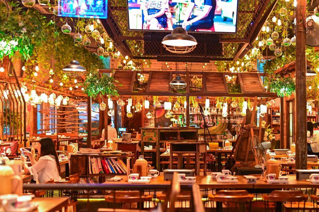 人气爆红的烧烤场，藏在了650㎡的校园课室里