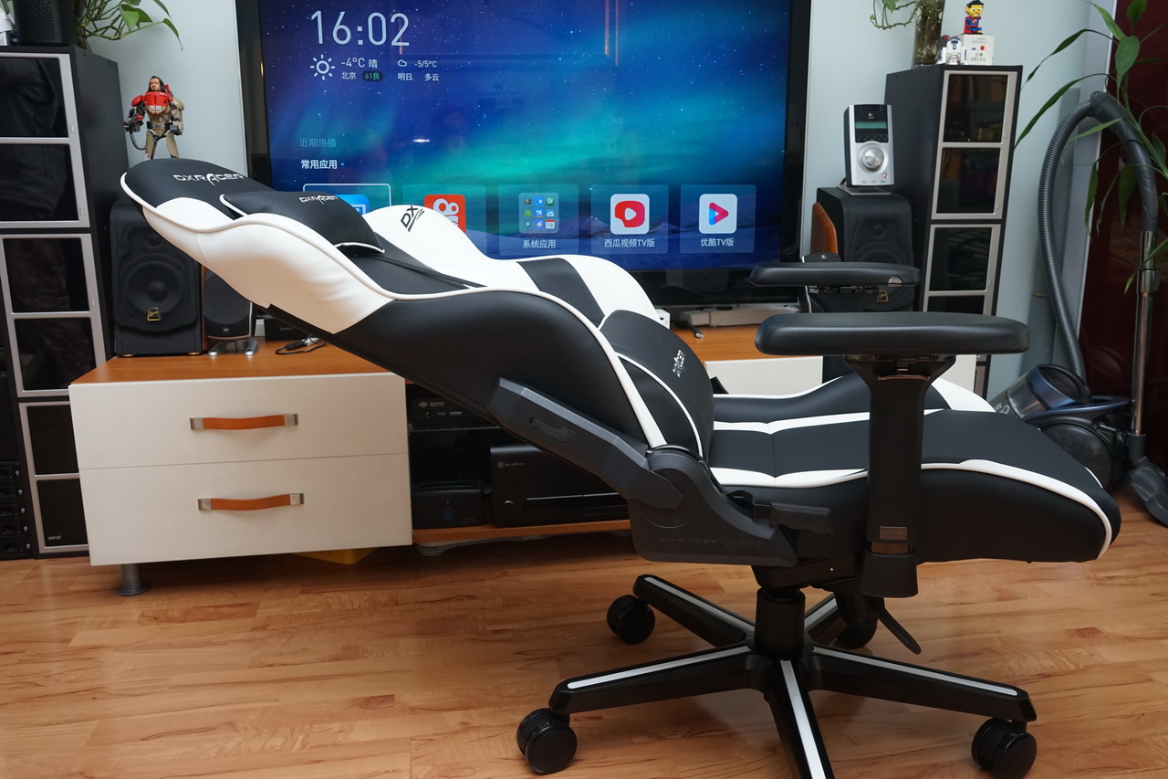 迪锐克斯dxracer电竞桌,甜品级显卡