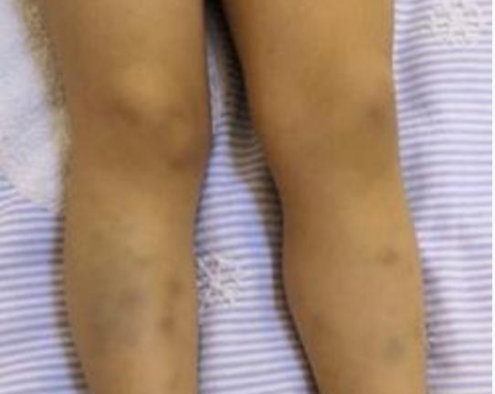 昆明商场人堆里穿梭的小火车!你有证吗?司机培训过吗?出事谁负责?