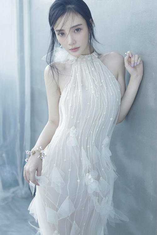 李小璐穿搭少女味十足,李小璐一袭黑裙嘻哈范儿十足