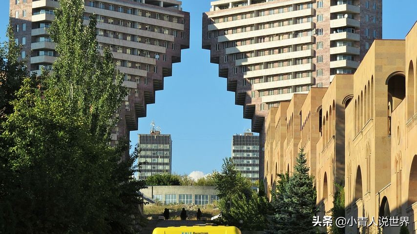 跟阿塞拜疆干架的亚美尼亚，真的很弱吗？它是个怎样的国家？