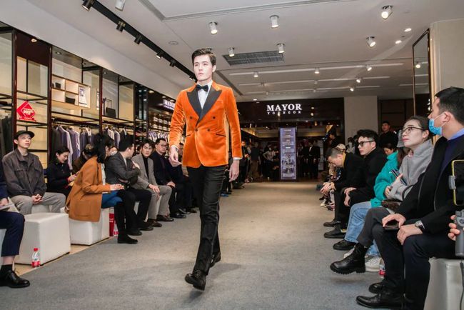 吴克群现身杭州雅戈尔店庆分享穿衣经：舒适+时尚