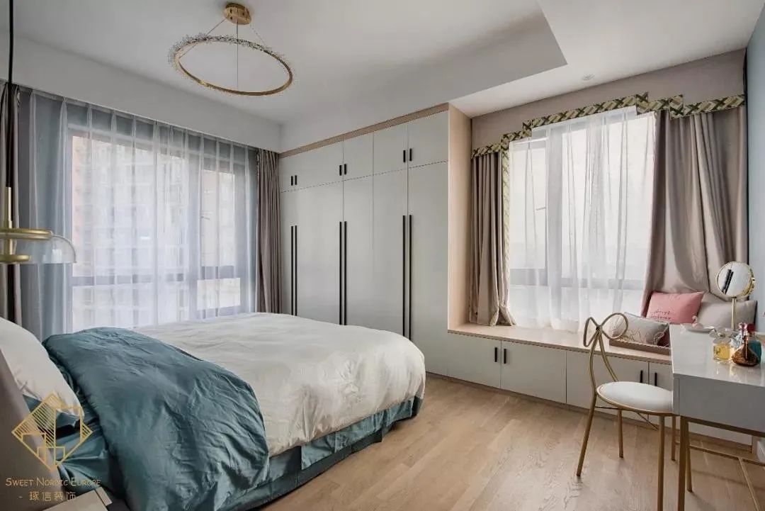 不顾后果砸掉飘窗,锤子砸下去瞬间,她们就后悔了