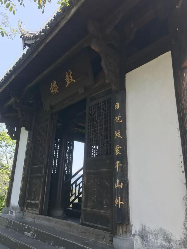 典型的丹霞地貌有碧水丹山之美誉,俯瞰丹霞地貌鬼斧神工令人惊叹