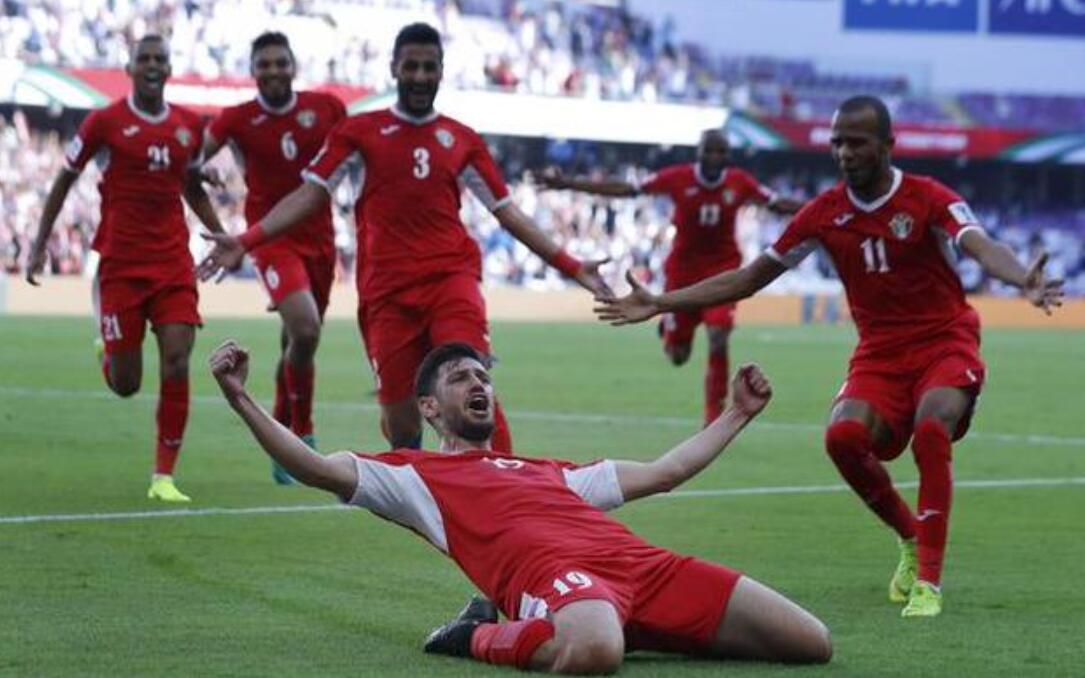 倒地+手球皆遭无视!两次业余判罚遭球迷怒怼:裁判为西亚真拼了