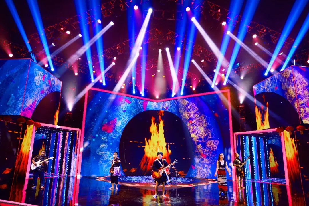 音乐会不按套路出牌：小毕哥现场吃起了大米饭，谢大脚跟着大爷学犁地