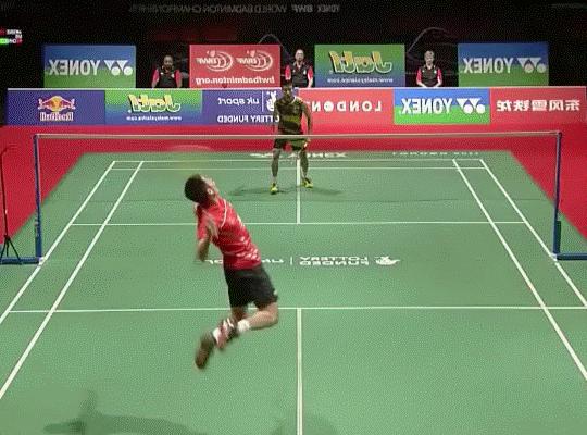 羽毛球杀球过程中挥拍是放松的吗,羽毛球如何挥拍不伤手腕与肘关节