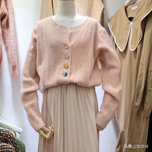 酒红色大衣内搭什么颜色毛衣好看,紫色毛衣搭配什么颜色的大衣好看