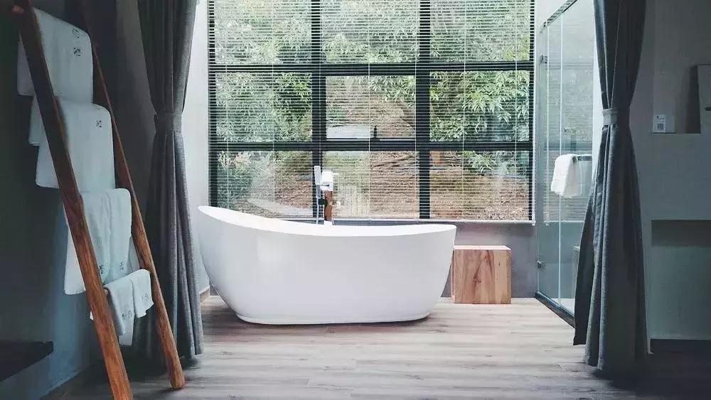 放弃世界顶尖银行工作,他回村当木匠,在废墟上盖出了爆美小院!