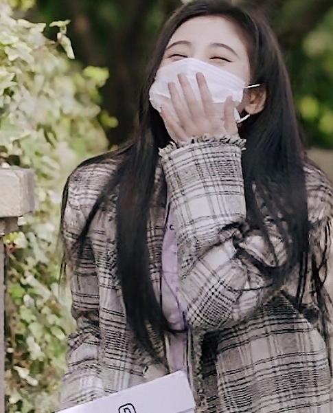 鞠婧祎为什么老是笑时遮脸,鞠婧祎的笑与哭反差有多大