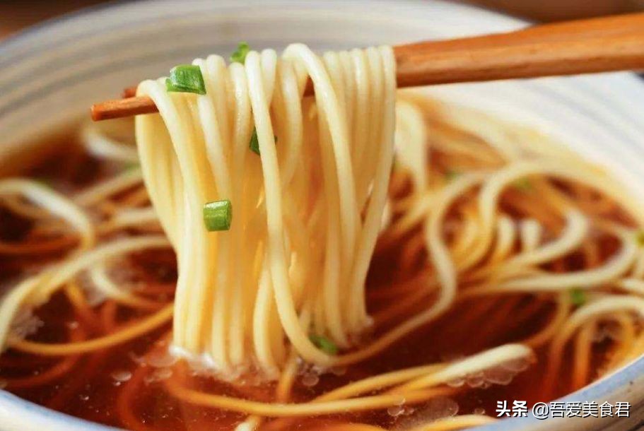 怎么调一碗麻辣又好吃的吃面的料,喜欢吃面条每次都容易吃多