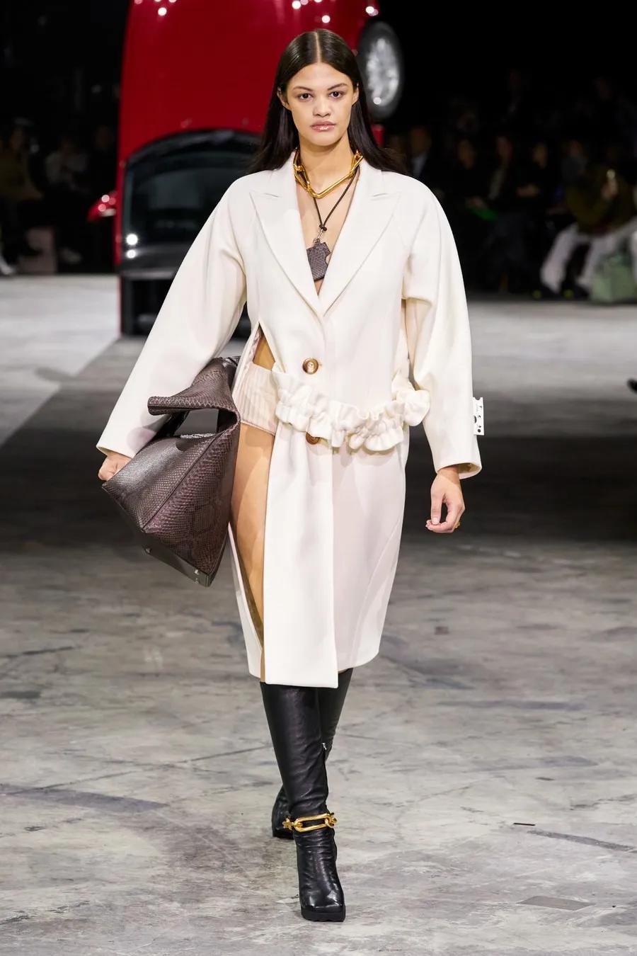 2022巴黎时装周秋冬大衣,2020秋冬巴黎时装周