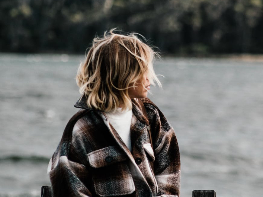 “那是我亲弟，他结婚怎么也得给个大红包”“就五千，多了没有”