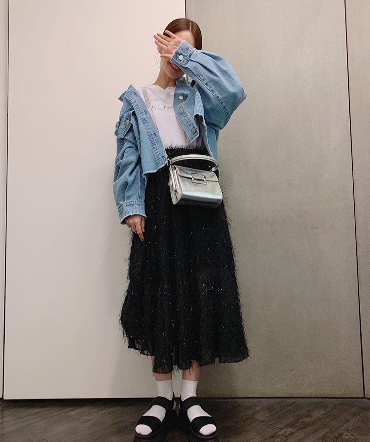 杨丞琳晒最近健身照，白色露脐背心配黑色哈伦裤，状态越来越年轻