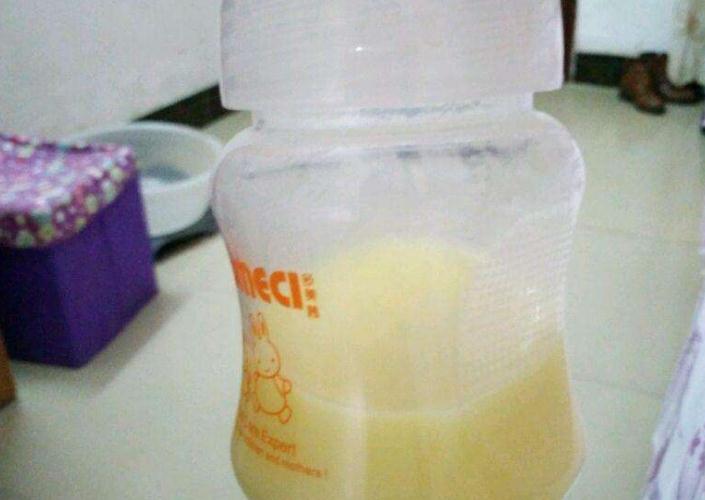 母乳变成绿色吓坏宝妈，彩色的母乳到底能不能吃？宝妈需要了解