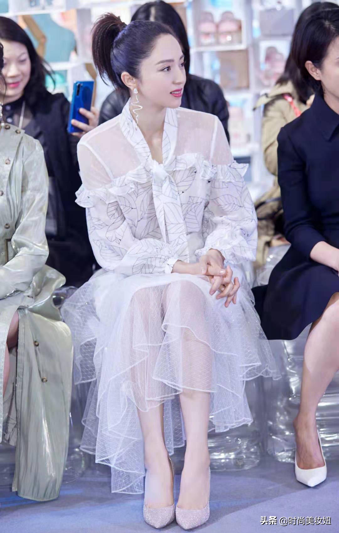 董璇穿黑白裙裙装清纯,董璇蓝色裙子穿搭