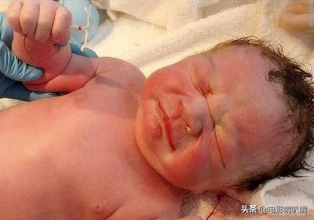 刚出生小宝宝手上拿着一个节育器,婴儿刚出生手里拿着妈妈的节育环