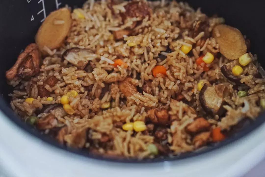 香菇板栗焖鸡学会后天天吃都不腻,简单易学的香菇鸡焖饭分享给大家