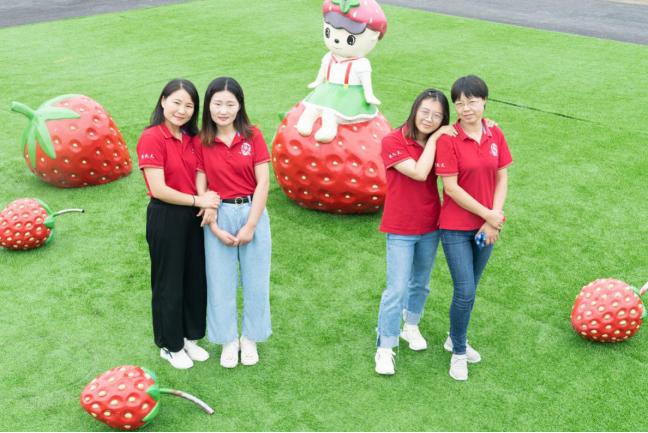 安徽长丰县草莓娘子军，征战云南120天，获得智慧草莓种植大赛卓越奖