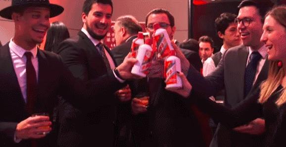 老外不相信茅台的威力,老外喝中国白酒烧刀子