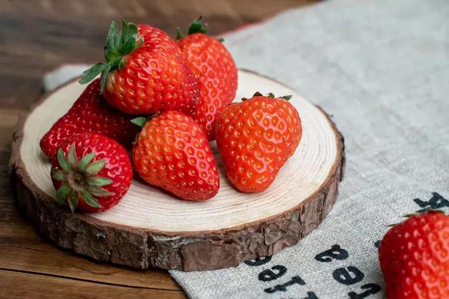 一下子吃了很多草莓,一下子吃了300g草莓