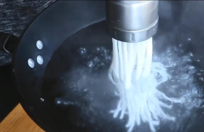 大米别只会煮米饭了,轻松两步自制米粉,爽滑劲道,比面条还好吃