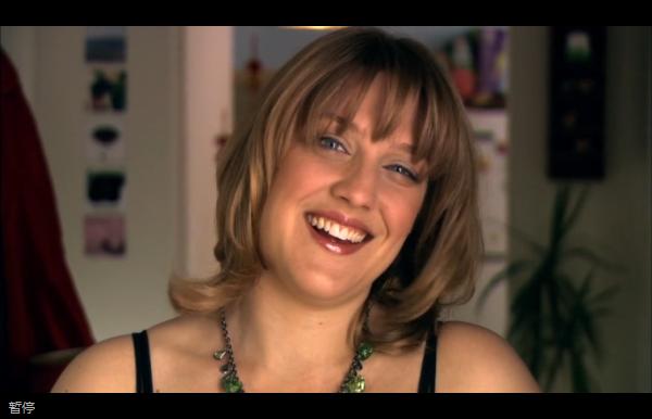 女孩变成橡皮人的电影,女孩的身体像橡皮泥