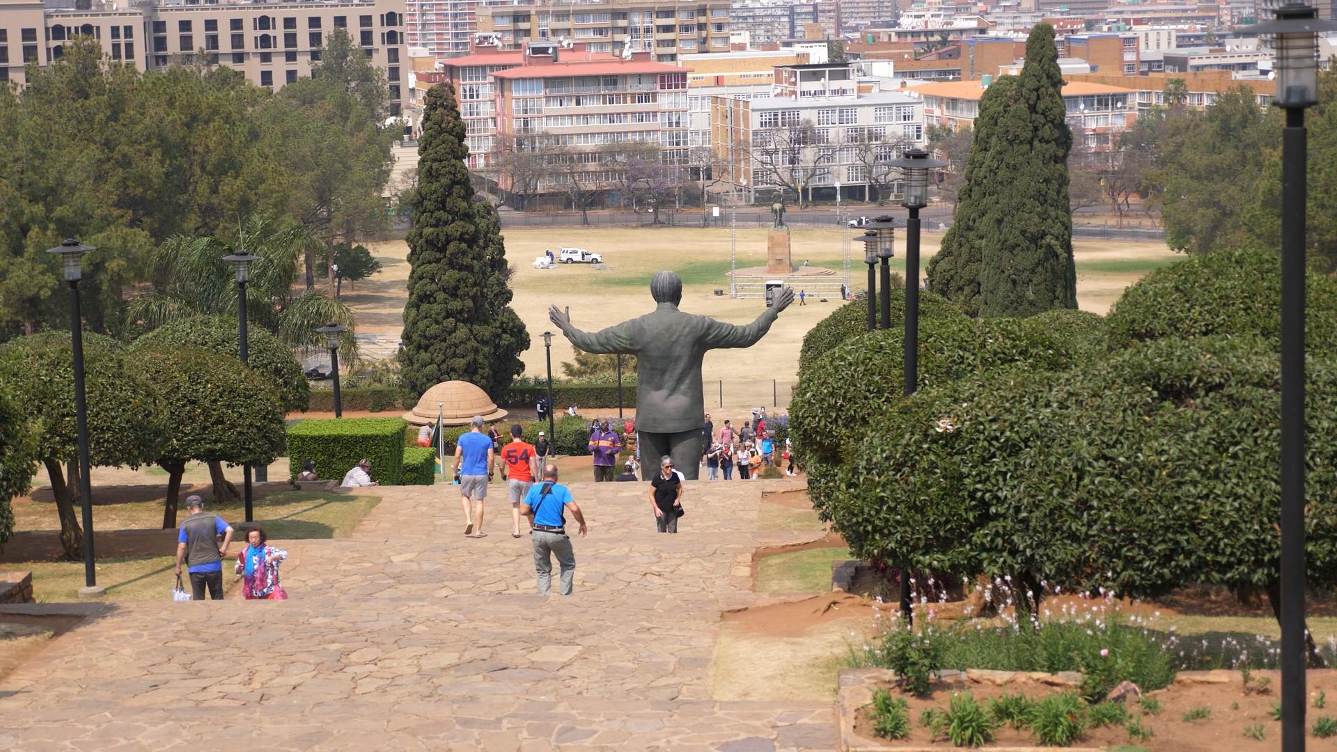 南非景点卖冰淇淋致富的黑人小哥，中文说的溜，一问竟学了10年！