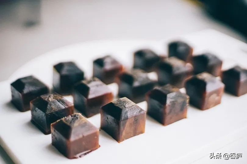 星巴克魔幻美人鱼、MUJI色卡饮料、复刻名画的甜品，让你一秒入夏