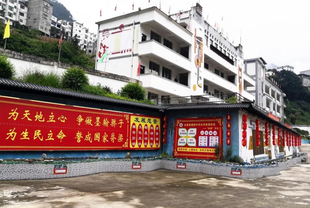 碧水绕芳园，让我们一起走进墨翰中学，看看他的“水文化”