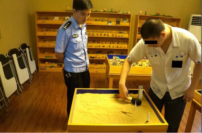 出狱前，他主动要求监狱对他严管……