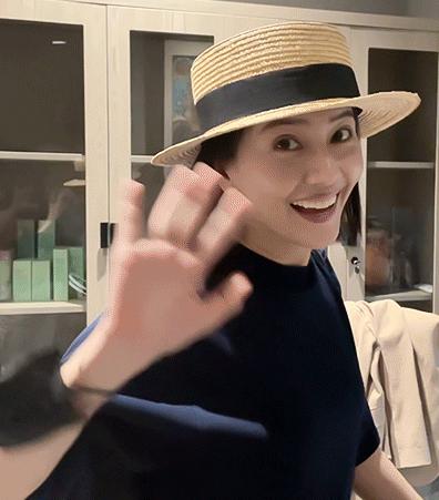 41岁高圆圆穿白裙优雅亮相,41岁高圆圆穿红裙惊艳亮相