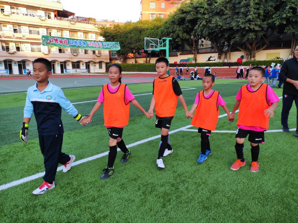 让我们去踢足球吧,我们正在踢足球