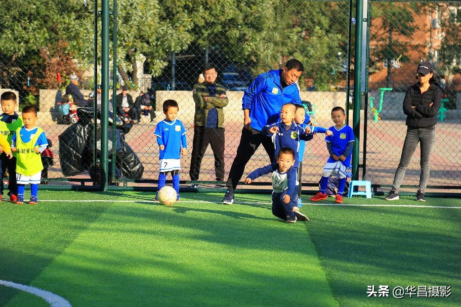 小孩足球训练15秒短视频,儿童足球爆发力和速度训练