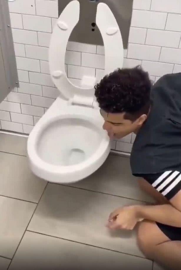 美国舔马桶小伙确诊新冠肺炎，曾引众人效仿，浏览量达9亿人次