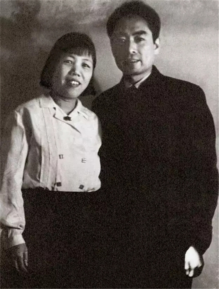 1976年周总理不幸逝世，毛主席流泪仰天长叹：恩来，你还是走了啊