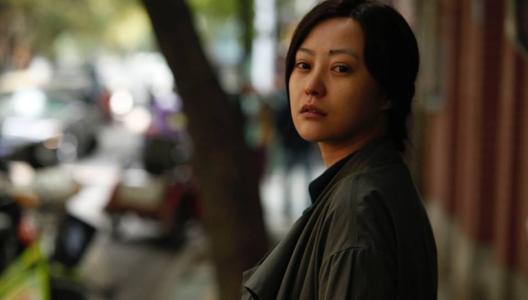 3次被“爱情”抛弃，因“全裸”出镜一举成名，如今成为单亲妈妈