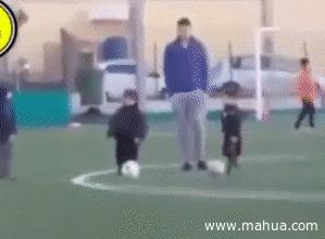 做梦去踢足球比赛搞笑视频,搞笑gif足球动态图