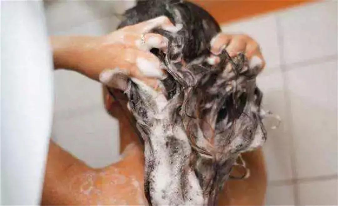 染发后怎么洗头不伤头皮,酮康唑洗头染发掉色