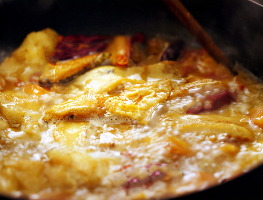 炖鱼应少放或不放酱油才好吃,炖鱼时万万别用酒和醋去腥