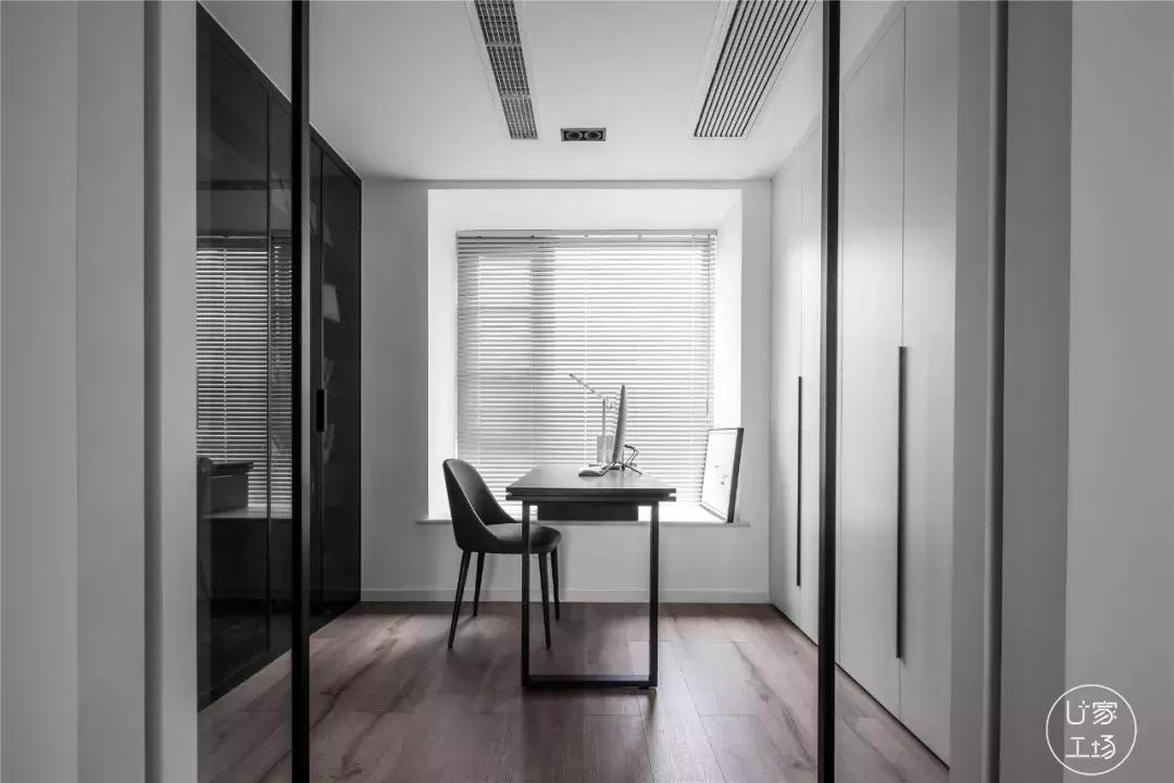 这种黑框玻璃门简直和小户型绝配,一切小黑屋都能被玻璃砖治愈